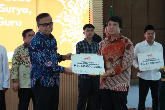 Lazismu UM Bengkulu Berikan Bantuan Program Peduli Guru untuk SD Muhammadiyah 1 dan 2 Kota Bengkulu