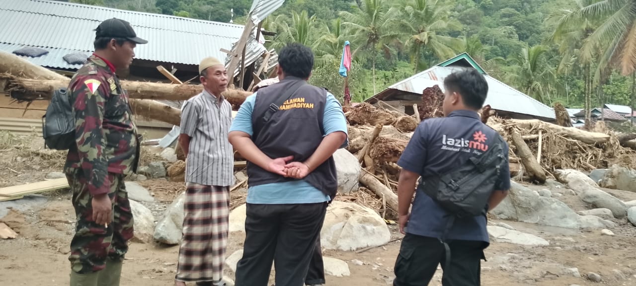 Relawan Lazismu UM Bengkulu Pastikan Penyaluran Donasi Tepat Sasaran di Lokasi Bencana Sumatera Barat