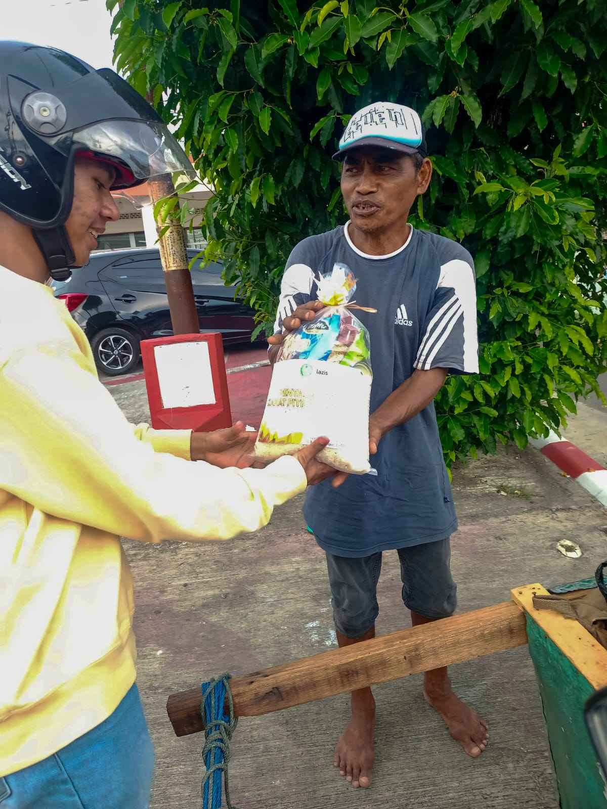 Lazismu UMB Salurkan Zakat Fitrah 1447 H kepada Mustahik di Jalanan Kota Bengkulu